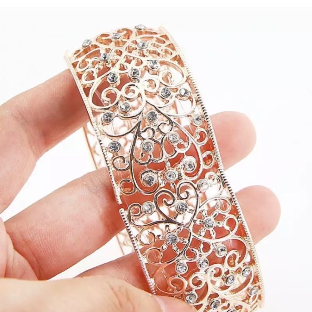 High Quality Hollow Heart Flower Elastic bracelet. - Picture 2 of 4
